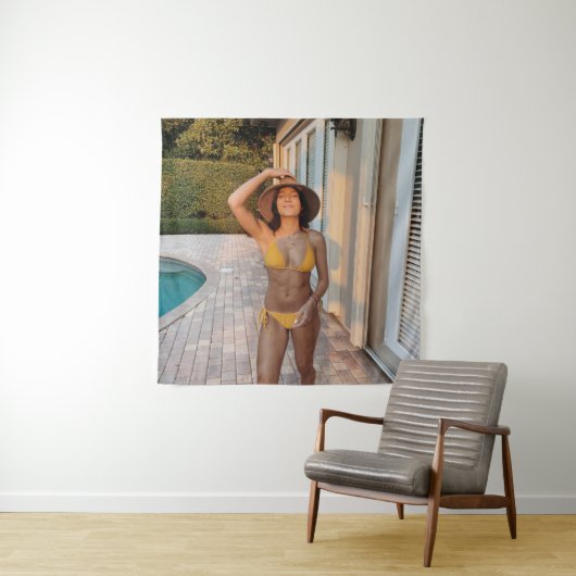 Vrouw in gele bikini op de bruine griep wandkleed (In situ)