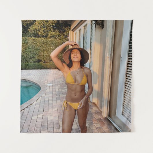 Vrouw in gele bikini op de bruine griep wandkleed (Voorkant)