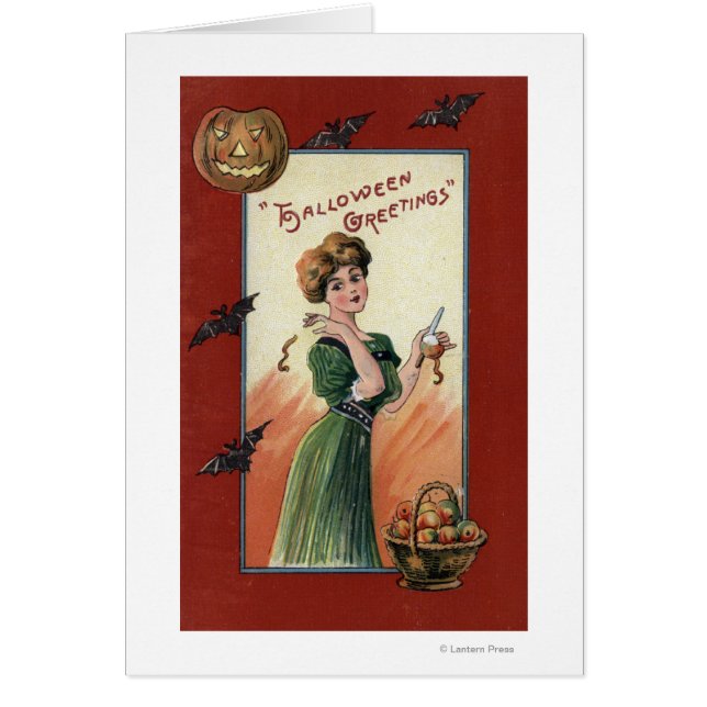Vrouw in Groene Dress Peeling Apple (Voorkant)