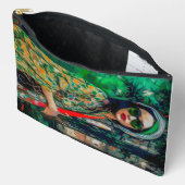 Vrouw in Groene Zonnebril Etui (Open)