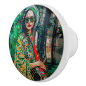 Vrouw in Groene Zonnebril Keramische Knop (Rechts)