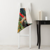 Vrouw in Groene Zonnebril Sherpa Deken (In situ)