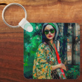 Vrouw in Groene Zonnebril Sleutelhanger (Voorkant)