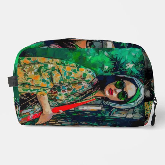 Vrouw in Groene Zonnebril Toilettasje (Voorkant)
