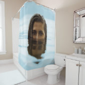 Vrouw in het lichaam van het water 's ochtends douchegordijn (In situ)