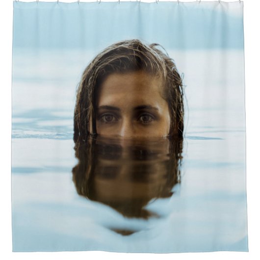 Vrouw in het lichaam van het water 's ochtends douchegordijn (Voorkant)