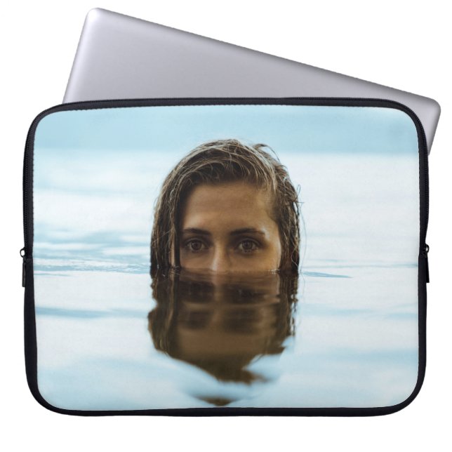 Vrouw in het lichaam van het water 's ochtends laptop sleeve (Voorkant)
