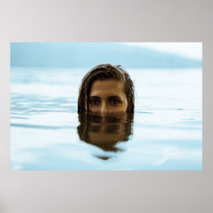 Vrouw in het lichaam van het water 's ochtends poster