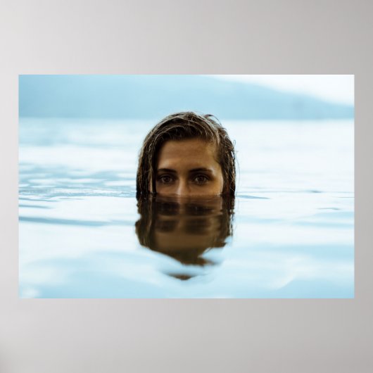 Vrouw in het lichaam van het water 's ochtends poster (Voorkant)