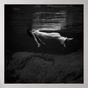 Vrouw in het water poster