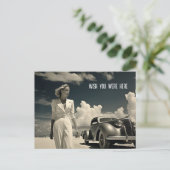 Vrouw in het wit wandelen op het strand in Miami Briefkaart (Staand voorkant)