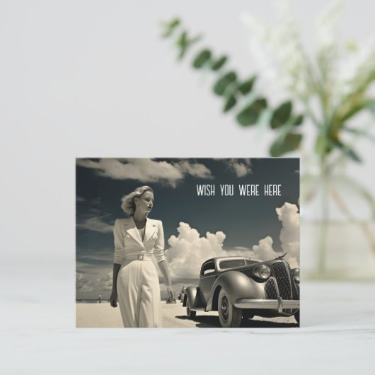 Vrouw in het wit wandelen op het strand in Miami Briefkaart (Staand voorkant)