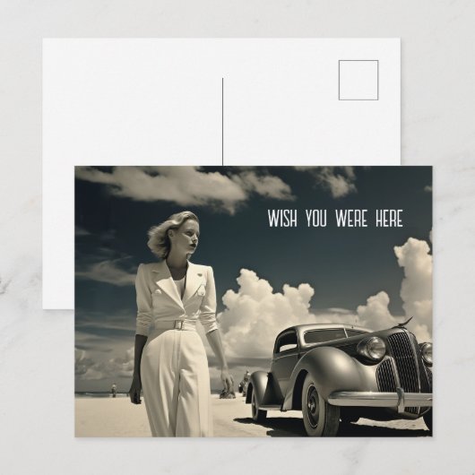 Vrouw in het wit wandelen op het strand in Miami Briefkaart (Voorkant / Achterkant)