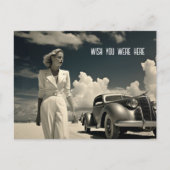 Vrouw in het wit wandelen op het strand in Miami Briefkaart (Voorkant)