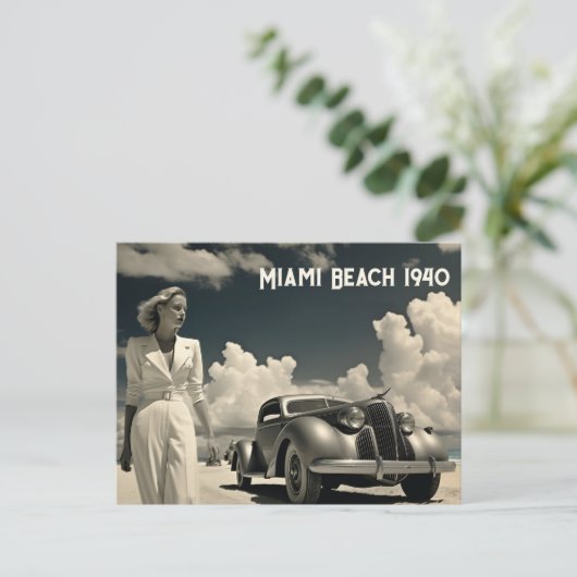 Vrouw in het wit wandelen op het strand in Miami Briefkaart (Staand voorkant)