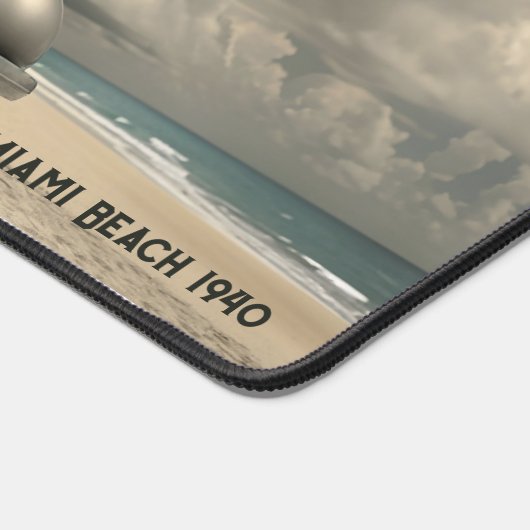 Vrouw in het wit wandelen op het strand in Miami Bureaumat (Hoek)