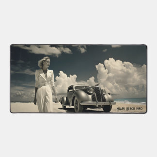 Vrouw in het wit wandelen op het strand in Miami Bureaumat