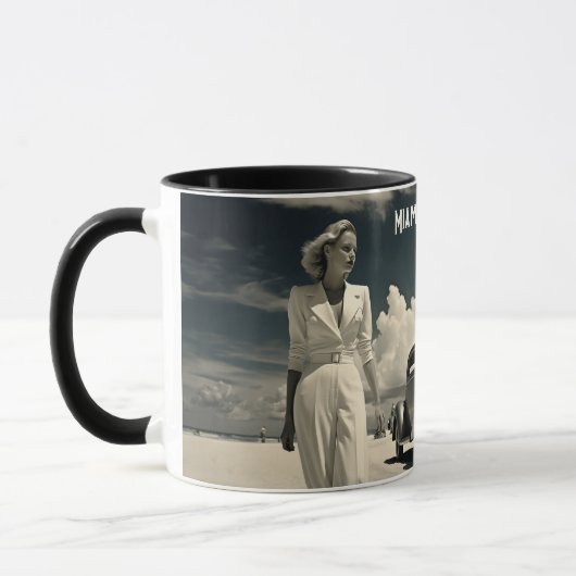 Vrouw in het wit wandelen op het strand in Miami Mok (Links)