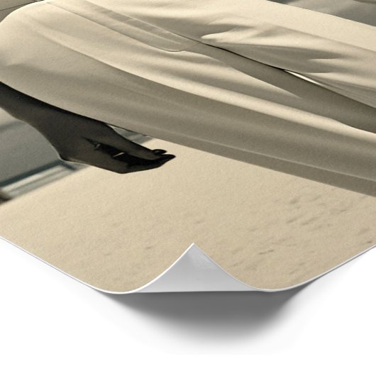 Vrouw in het wit wandelen op het strand in Miami Poster (Hoek)