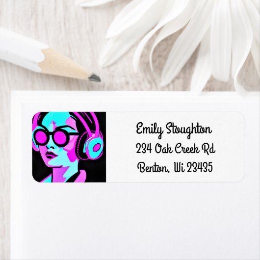 Vrouw in Hoofdtelefoon Roze en Blauwgroen Etiket (Insitu)