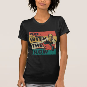 Vrouw in kano ga met de stroom mee sport t-shirt