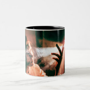 Vrouw in licht en rook tweekleurige koffiemok