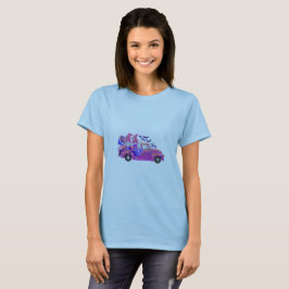 Vrouw in lichtblauw T-shirt met Halloween-kabouter