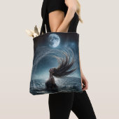 Vrouw in oceaan maanlicht tote bag (Dichtbij)