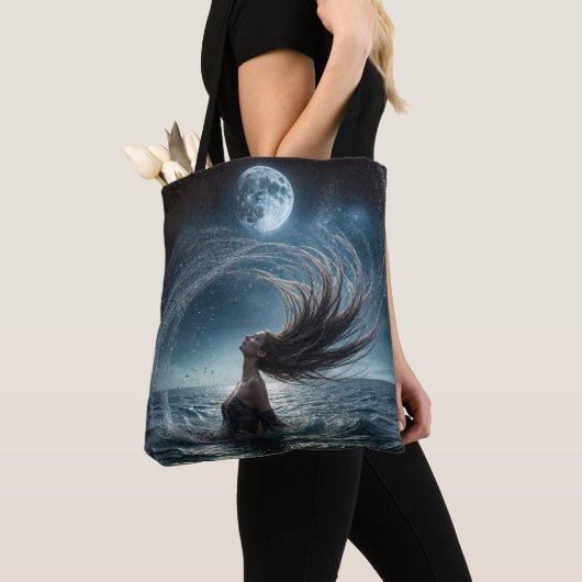 Vrouw in oceaan maanlicht tote bag (Dichtbij)