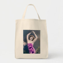 vrouw in paarse sarong, armen opgeheven alsof ze d