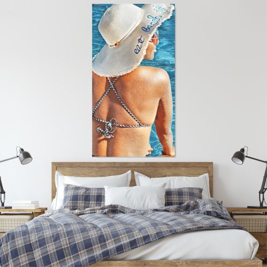 Vrouw in Pet bij zwembad groot canvas print kunst (Insitu (Slaapkamer))