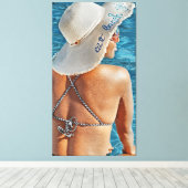 Vrouw in Pet bij zwembad groot canvas print kunst  (Insitu (Houten vloer))