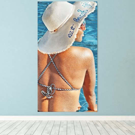 Vrouw in Pet bij zwembad groot canvas print kunst (Insitu (Houten vloer))