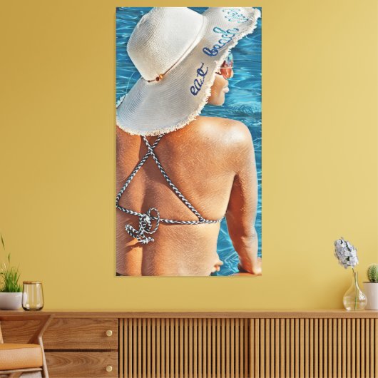 Vrouw in Pet bij zwembad groot canvas print kunst (Insitu (Woonkamer))