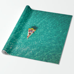 Vrouw in pizzabasat cadeaupapier
