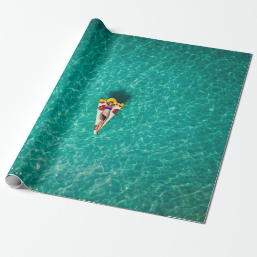 Vrouw in pizzabasat cadeaupapier (Uitgerold)