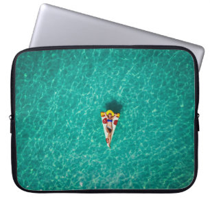 Vrouw in pizzabasat laptop sleeve