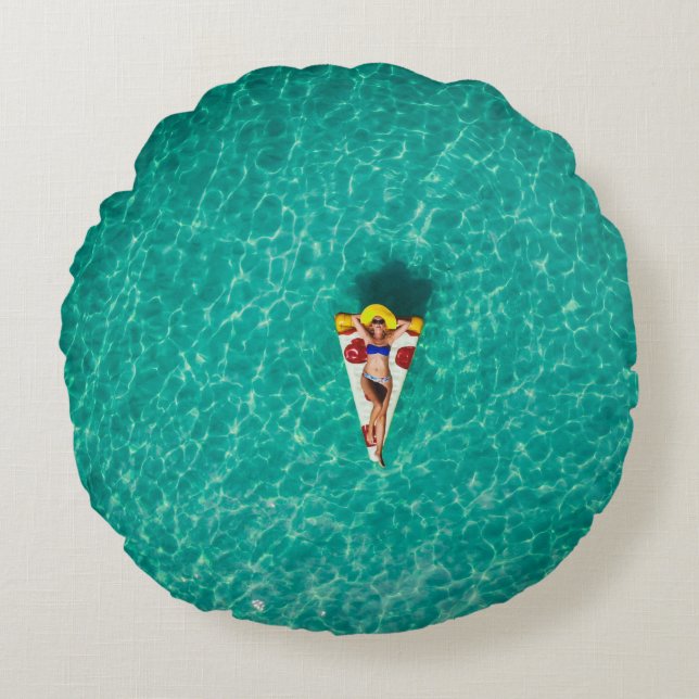 Vrouw in pizzabasat rond kussen (Voorkant)