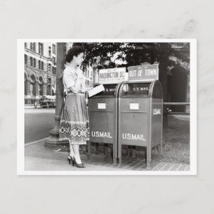  vrouw in postvakken foto zwart-wit briefkaart