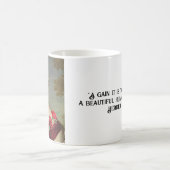 Vrouw in rood met bloemen en Quote. Koffiemok (Center)