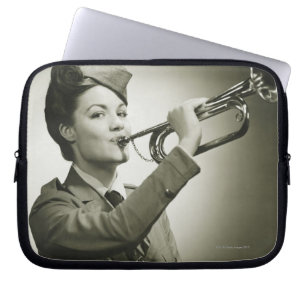 Vrouw in Soldier Uniform Laptop Sleeve