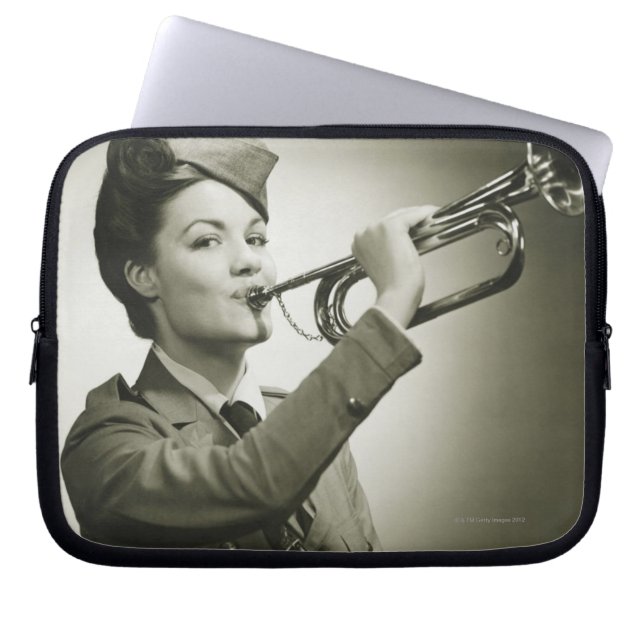 Vrouw in Soldier Uniform Laptop Sleeve (Voorkant)