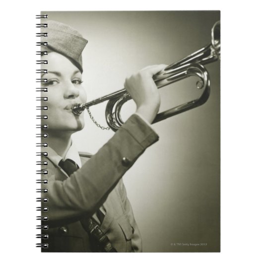 Vrouw in Soldier Uniform Notitieboek (Voorkant)