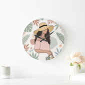 Vrouw in strohoed met bloemen grote klok (Huis)