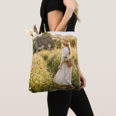 Vrouw in tarweveld tote bag (Dichtbij)