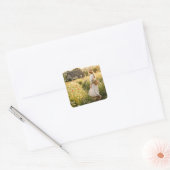 Vrouw in tarweveld vierkante sticker (Envelop)