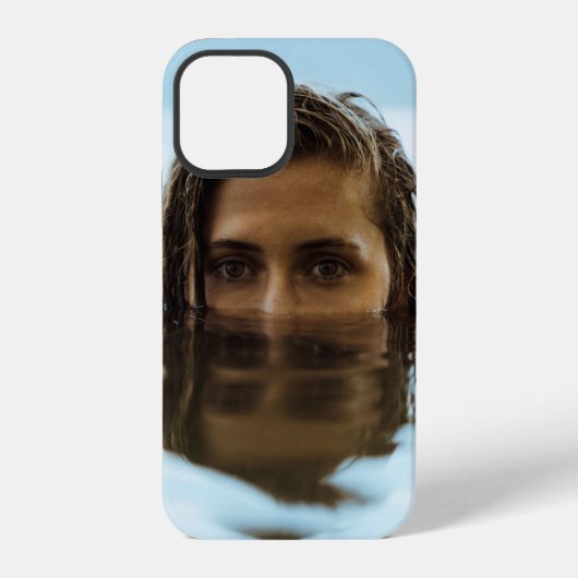 Vrouw in waterlichaam in de ochtend iPhone hoesje (Achterkant)