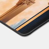 Vrouw in weelderige gouden turquoise kleding van X Bureaumat (Hoek)