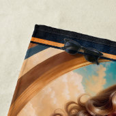 Vrouw in weelderige gouden turquoise kleding van X Strandlaken (In situ)