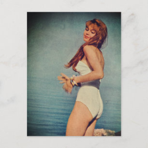 Vrouw in witte badpak op het strand in 1957  briefkaart